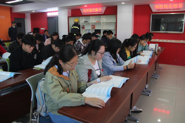 学生学习《大学生安全教育》手册 杨扬摄影 学生学习《大学生安全教育》手册 杨扬摄影