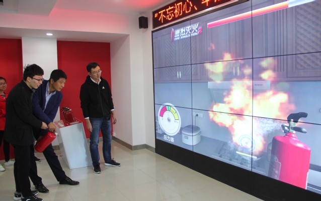 学生使用电子灭火器灭火演练 杨扬摄影 学生使用电子灭火器灭火演练 杨扬摄影