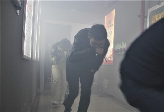 学生进行安全疏散演习 杨扬摄影 学生进行安全疏散演习 杨扬摄影