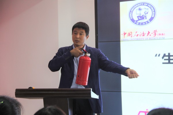 石鹏飞指导学生使用灭火器 杨扬摄影 石鹏飞指导学生使用灭火器 杨扬摄影