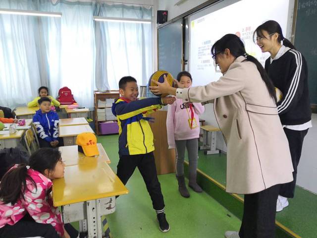 排球基本动作演练 排球基本动作演练