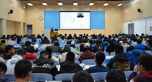 学院教学秘书江小芳进行培养方案及学分制解读 钟朋志摄影 学院教学秘书江小芳进行培养方案及学分制解读 钟朋志摄影