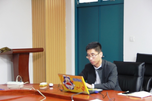 学院团委书记郭孟分析研究生情况 曹明秀摄影 学院团委书记郭孟分析研究生情况 曹明秀摄影