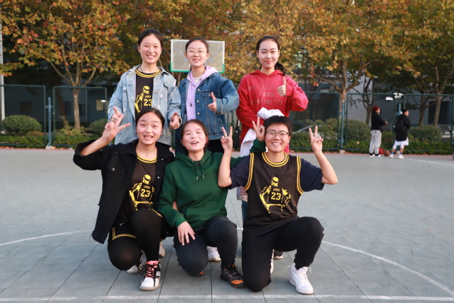 女篮勇夺第一名 女篮勇夺第一名