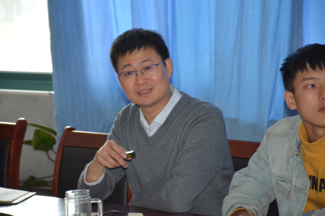 学院副院长刘东为班级讲党课 苏淑仪摄影 学院副院长刘东为班级讲党课 苏淑仪摄影