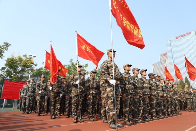 学院军训团严阵以待 曹明秀摄影.JPG 学院军训团严阵以待 曹明秀摄影.JPG