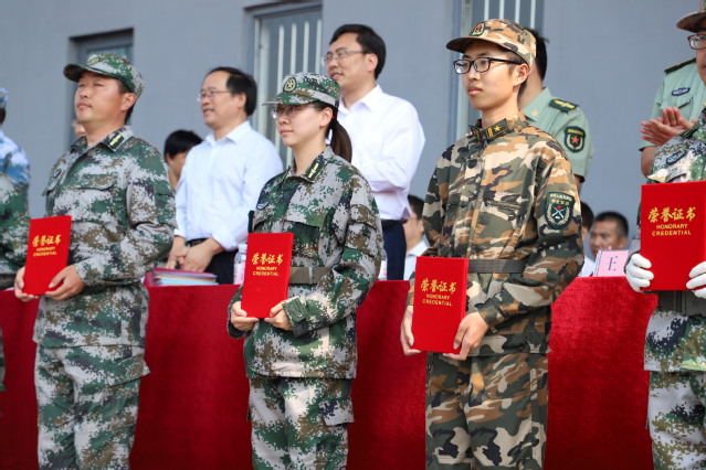 辅导员薛慧作为代表上台领奖 曹明秀摄影 辅导员薛慧作为代表上台领奖 曹明秀摄影