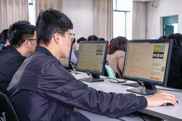 学生专注考试 李博一摄