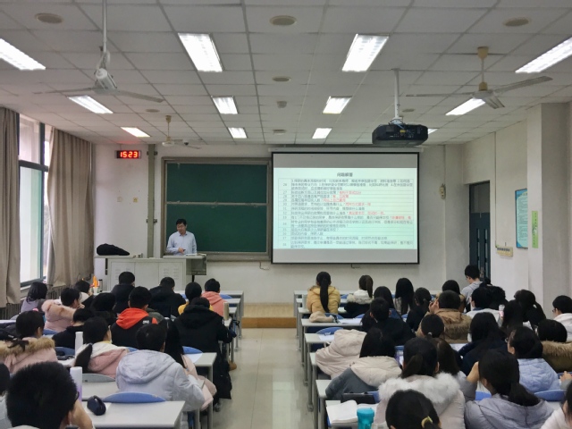 院长助理、重质油国家重点实验室副主任陈小博为学生讲解 院长助理、重质油国家重点实验室副主任陈小博为学生讲解