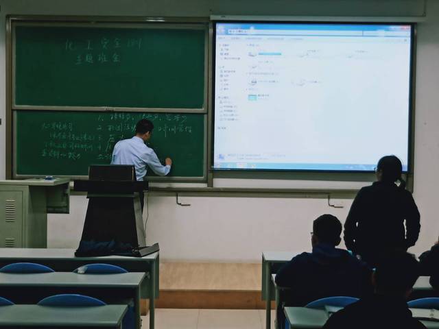 副院长刘义对同学提出的问题进行解答 赵峰摄影 副院长刘义对同学提出的问题进行解答 赵峰摄影