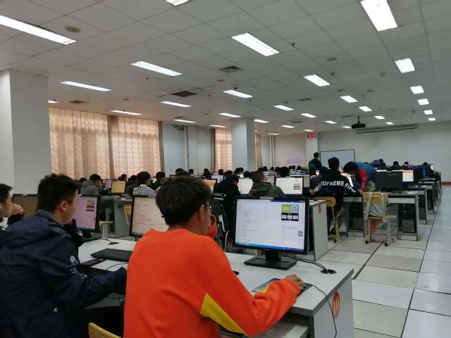 学生进行模拟考试 学生进行模拟考试