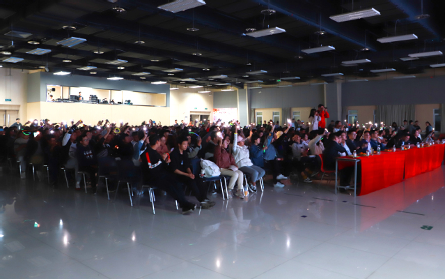 晚会现场观众热情呼应 李国梁摄影 晚会现场观众热情呼应 李国梁摄影