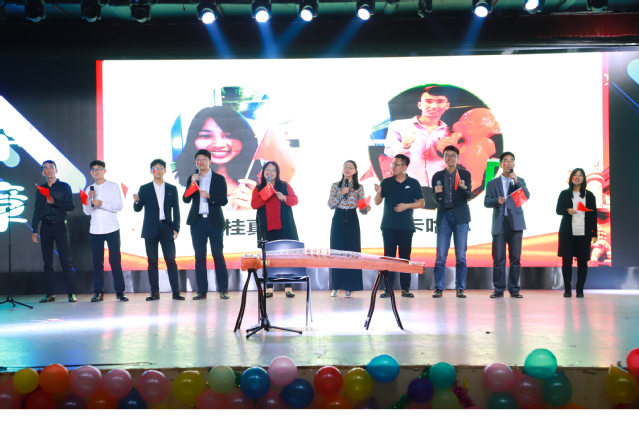 辅导员老师献唱《我和我的祖国》 李国梁摄影 辅导员老师献唱《我和我的祖国》 李国梁摄影