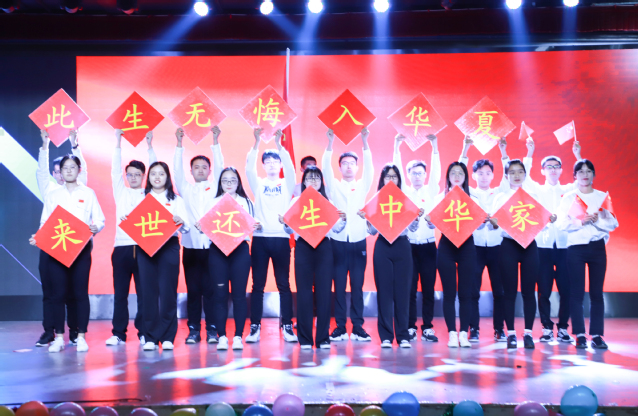 学生党员献唱歌曲《红色》 旦增白姆摄影 学生党员献唱歌曲《红色》 旦增白姆摄影