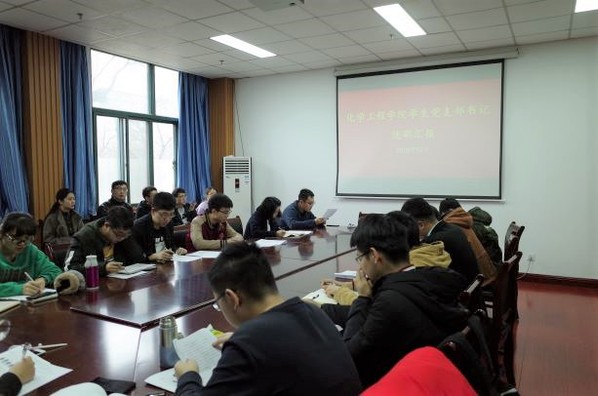 支部书记进行述职 李燕君摄影 支部书记进行述职 李燕君摄影