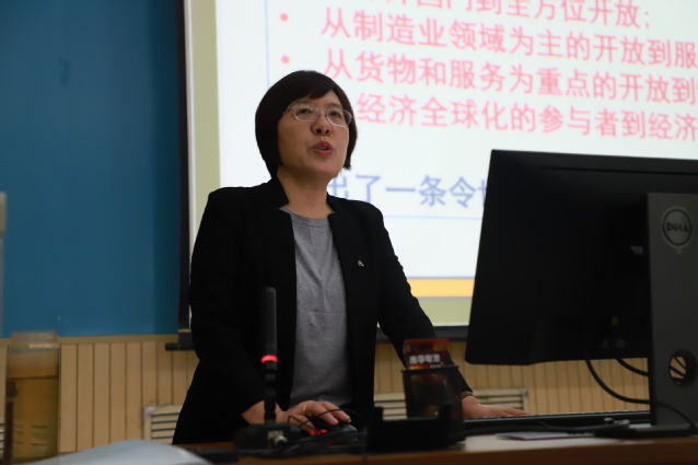 吴克华为学生讲解出国留学项目 曹明秀摄影 吴克华为学生讲解出国留学项目 曹明秀摄影