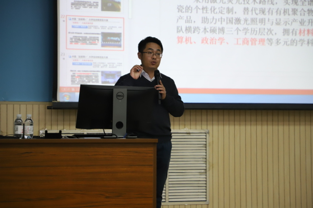 孟兆刚老师向学生讲课 汪雨薇摄影 孟兆刚老师向学生讲课 汪雨薇摄影