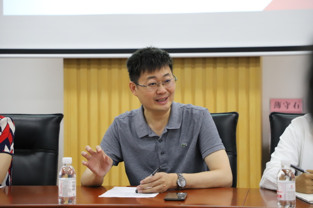 刘东老师发言 魏孟吉摄影 刘东老师发言 魏孟吉摄影