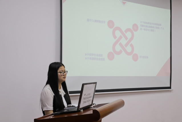 女生代表发言 魏孟吉摄影 女生代表发言 魏孟吉摄影