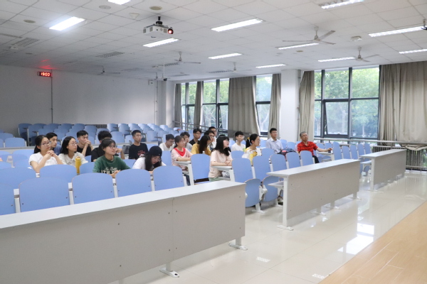 在场人员观看宣讲 曹明秀摄影.JPG 在场人员观看宣讲 曹明秀摄影.JPG