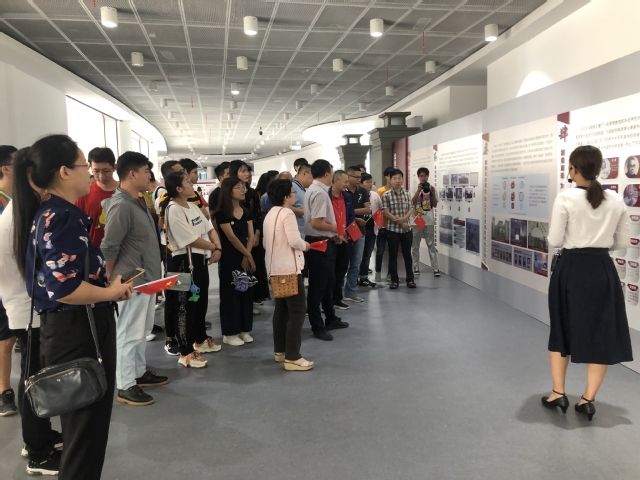 支部党员观看《与共和国同行》展览 于洙末摄影 支部党员观看《与共和国同行》展览 于洙末摄影