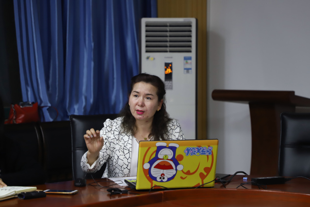 米娜瓦尔做专题宣讲 吴拨摄影 米娜瓦尔做专题宣讲 吴拨摄影