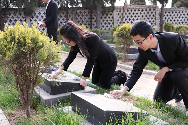 擦拭墓碑 袁鑫摄影 擦拭墓碑 袁鑫摄影