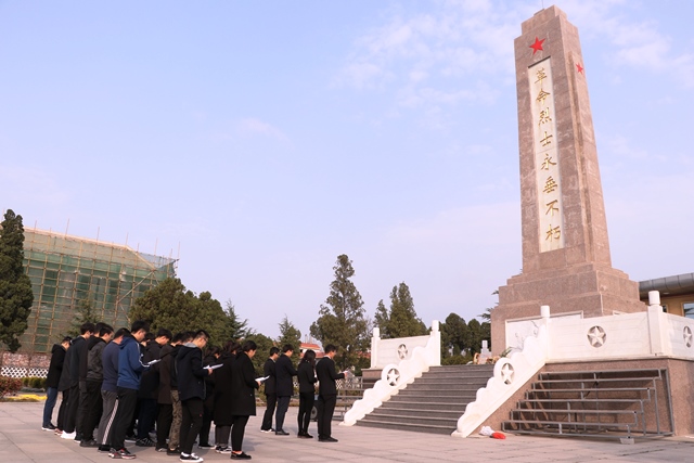 纪念碑前诵读祭文 袁鑫摄影 纪念碑前诵读祭文 袁鑫摄影