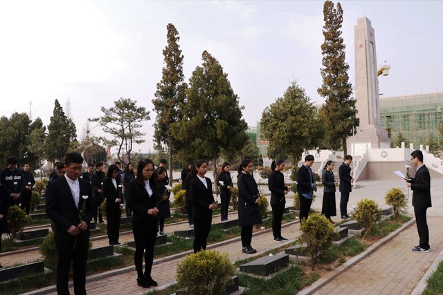 为革命烈士献花 袁鑫摄影 为革命烈士献花 袁鑫摄影