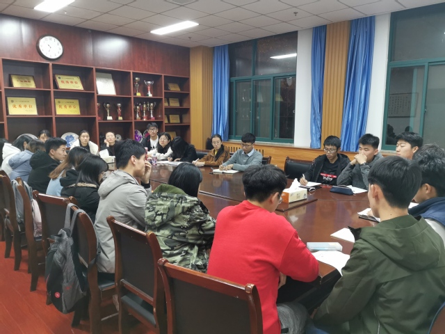 2018级发展对象展开热烈讨论 2018级发展对象展开热烈讨论