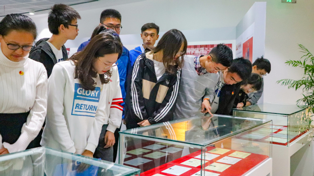 同学们认真观看展览 石晓雪摄影 同学们认真观看展览 石晓雪摄影