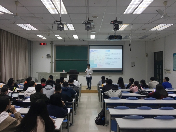 选手上台答辩 选手上台答辩