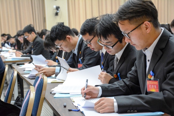 参会代表审议工作报告 李博一摄影