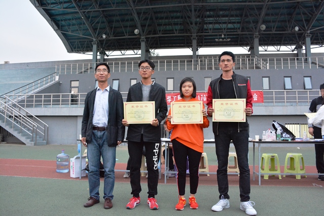 为团体前三名队伍颁奖  袁鑫摄影 为团体前三名队伍颁奖  袁鑫摄影