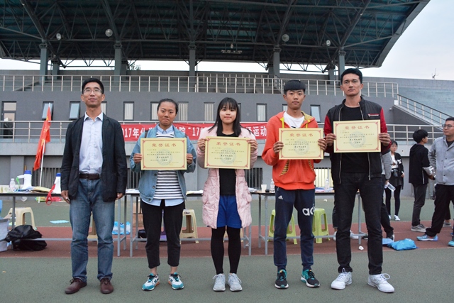 为最佳男女运动员颁奖 袁鑫摄影 为最佳男女运动员颁奖 袁鑫摄影