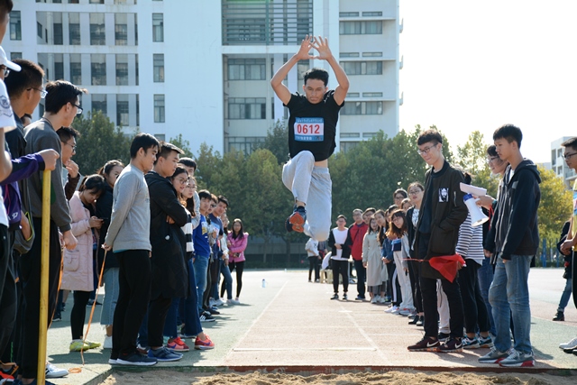 三级跳      张啟霞摄 三级跳      张啟霞摄