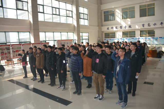 学院团委书记郭孟带领新党员宣誓 杨扬摄影 学院团委书记郭孟带领新党员宣誓 杨扬摄影