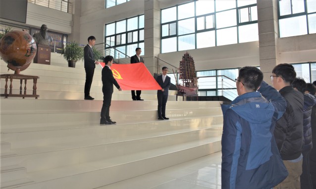 新入党党员面对党旗宣誓 杨扬摄影 新入党党员面对党旗宣誓 杨扬摄影