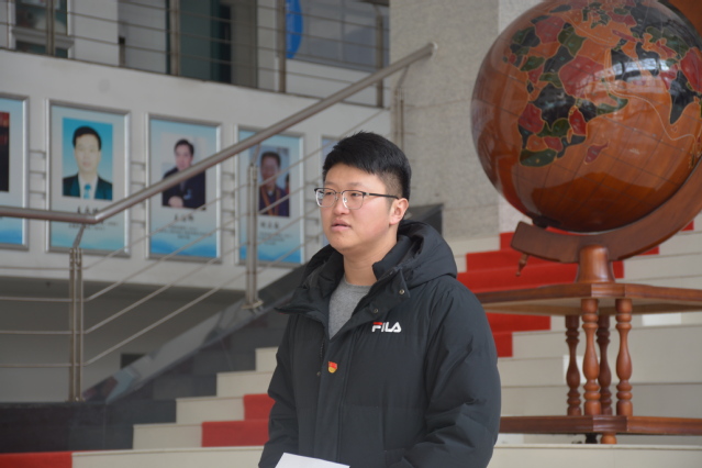 学生党总支副书记刘伟讲话 杨扬摄影 学生党总支副书记刘伟讲话 杨扬摄影