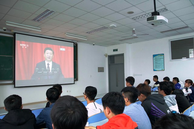 学院组织学生在教室观看大会直播 全运摄影