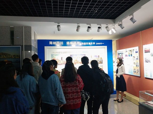 参观校史馆 郑博士摄影 参观校史馆 郑博士摄影