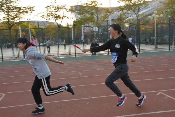 接力 张婉晴 陈格菲摄 接力 张婉晴 陈格菲摄