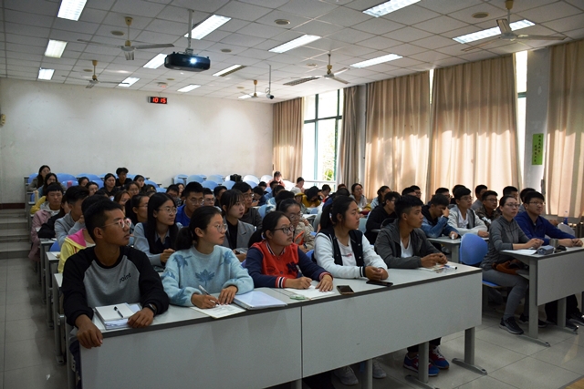 学生们认真听课 宋雨柔摄影 学生们认真听课 宋雨柔摄影