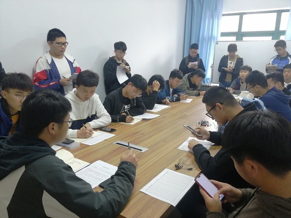 学院2018级年级工作组召开班长工作例会  高昶