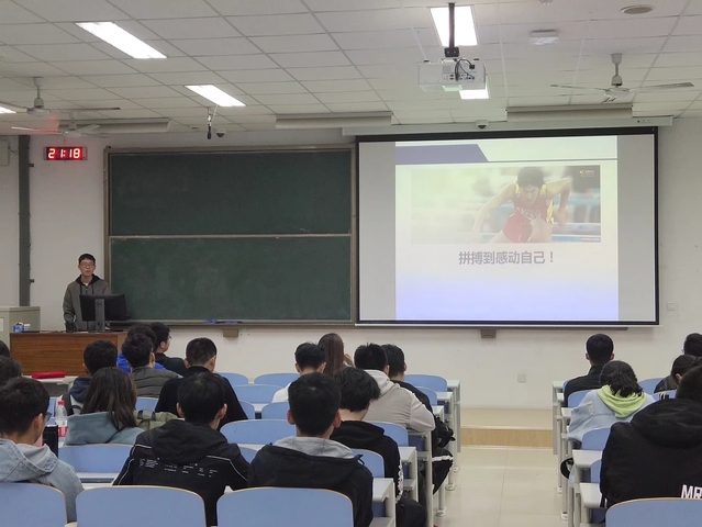 本科生负责人孙宁介绍冬训情况 本科生负责人孙宁介绍冬训情况